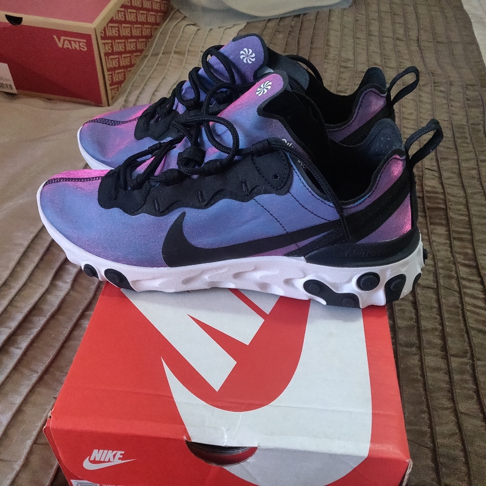 Nikes - Picture 2 of 7